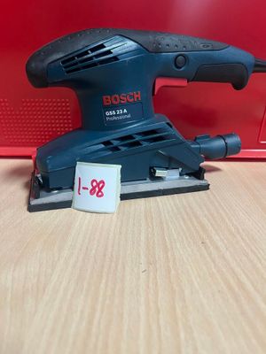 une ponceuse orbitale Bosch posée sur une table, avec son étiquette de prix