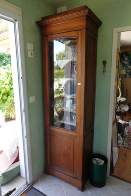un grand meuble en bois dans le coin d'une pièce