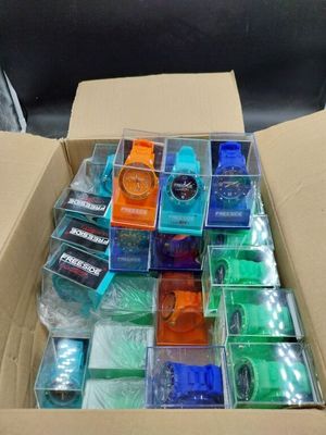 une boîte en carton remplie de montres de toutes les couleurs