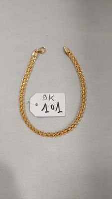 un bracelet en chaîne d'or muni d'une étiquette de prix