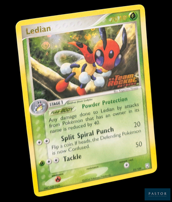 un gros plan d'une carte Pokémon sur laquelle figure un personnage Pokémon