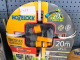 une boîte à outils posée sur une étagère dans un magasin