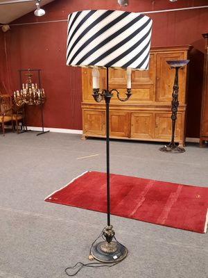 une lampe posée sur un pied au milieu d'une pièce