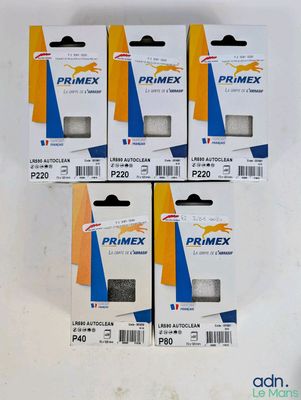 quatre boîtes de chiffons de nettoyage Primex posées sur une surface blanche