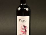 une bouteille de vin rouge posée sur une table noire