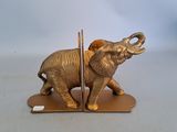 statue d'un éléphant portant un panier sur le dos, posée sur un socle