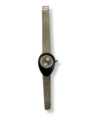 une montre posée sur une surface blanche