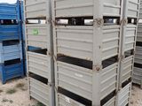 de nombreuses caisses empilées dans la terre