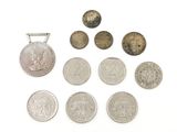 un assortiment d'objets en argent, de pièces d'argent et un pendentif en argent