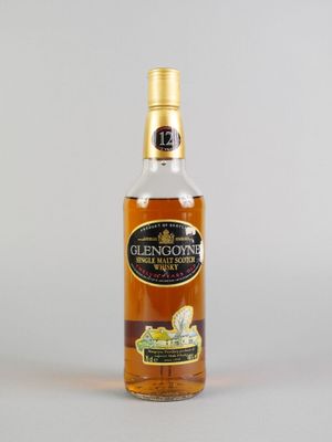gros plan d'une bouteille de whisky sur une surface blanche