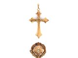 une croix en or et une broche sur fond blanc, avec un fond blanc