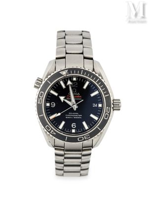 gros plan d'une montre-bracelet sur fond blanc