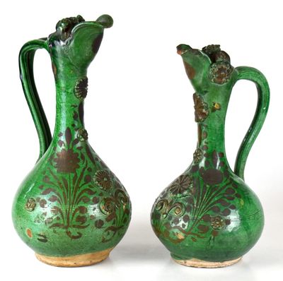 une paire de vases verts sur fond blanc, avec un fond blanc