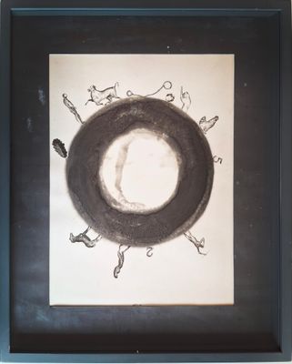 peinture représentant une image en noir et blanc d'un cercle entouré de personnes