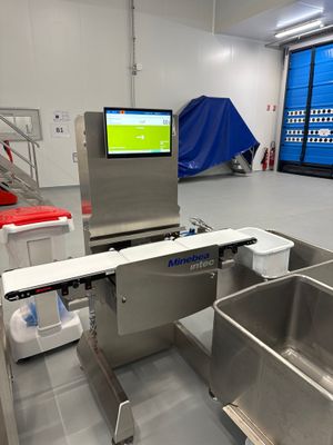 une image d'une bande transporteuse dans une usine