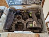 une boîte avec des outils à l'intérieur sur le sol