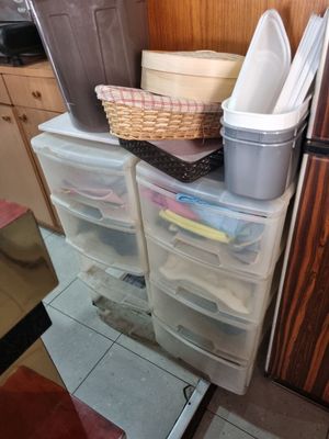 2 tours de rangement en plastique (mauvais état) avec ce qui…