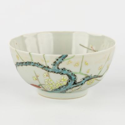 un bol blanc orné de motifs bleus et verts