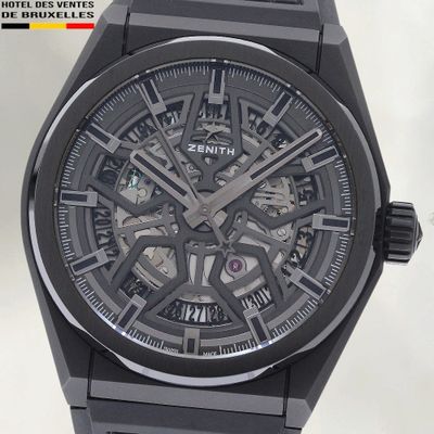 Gros plan sur une montre à cadran noir