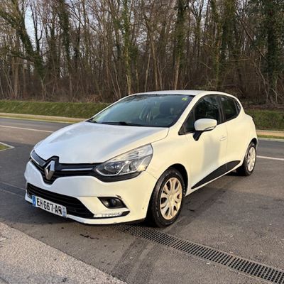 la voiture blanche est garée sur le côté de la route