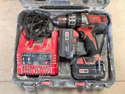 une trousse à outils dans une mallette posée par terre