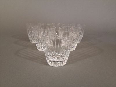 six verres alignés sur une table
