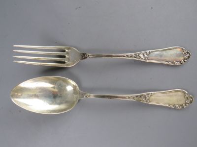 deux cuillères et une fourchette en argent sur une table