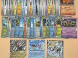beaucoup de cartes pokemon différentes sur la table
