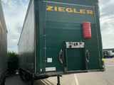 deux semi-remorques garées sur un parking