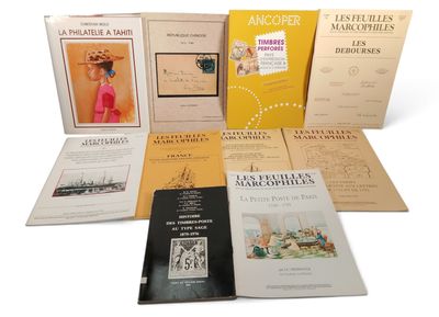 plusieurs livres sont empilés sur une surface blanche