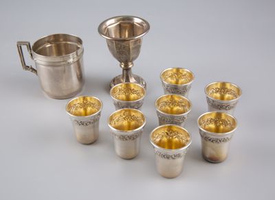 plusieurs coupes en argent et une coupe en argent posées sur une table