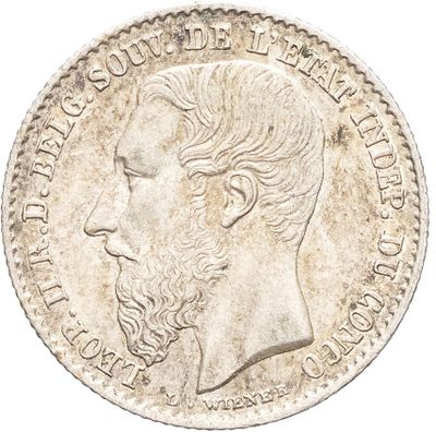 Gros plan sur une pièce de monnaie portant le visage d'un homme
