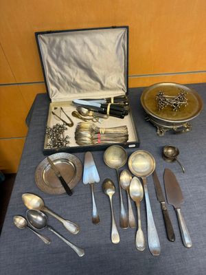 beaucoup d'argenterie sur une table avec un coffret