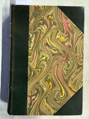 un gros plan d'un livre posé sur une surface blanche, avec une couverture noire