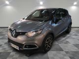 la voiture grise est garée sur un sol en damier dans le garage
