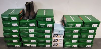 Des cartons de chaussures sont empilés les uns sur les autres par terre