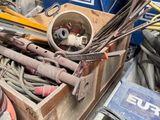 une boîte remplie d'outils posée sur un tas de bric-à-brac