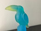 un petit oiseau bleu perché sur une table