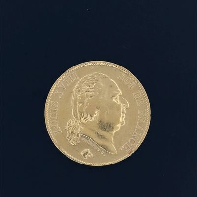 gros plan d'une pièce d'or sur une surface noire