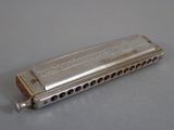 un harmonica posé sur une table