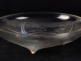 un saladier en verre posé sur une surface noire