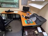un bureau avec un ordinateur et une chaise dans une pièce
