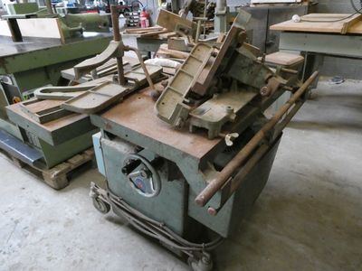 a machine that is sitting in the middle of a room