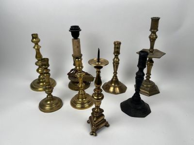 un grand nombre de bougies posées sur une table