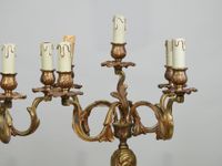 Paire de flambeaux en métal doré à cinq bras de lumière, les… (photo 2)