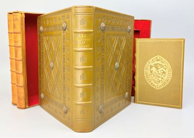 un livre ouvert, posé sur une table