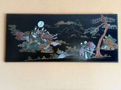 Grand panneau chinois sur fond de laque, marqueterie de pier…