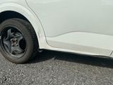 une voiture blanche garée sur le bord de la route