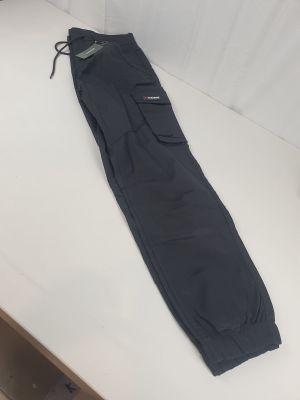 un pantalon cargo bleu marine posé sur un plan de travail blanc