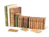plusieurs vieux livres sont empilés sur une surface blanche